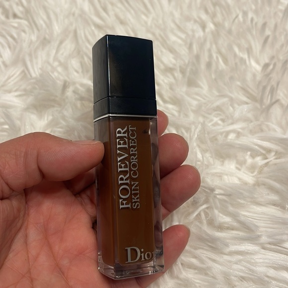 Dior Brown Concealer with Wand Applicator and Liquid Texture - Picture 6 of 7